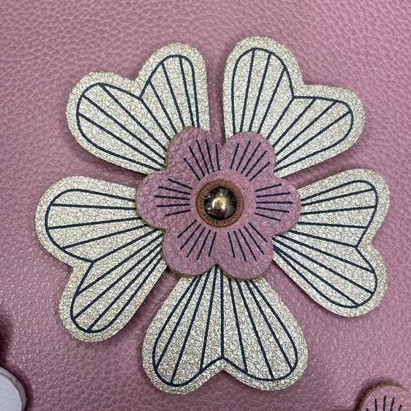 Crossbody shoulder pink leather golden flowers and zipper adjustable strap bag - Picture 3 of 10